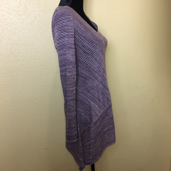 V-neck Asymmetrical Top - Picture 4 of 6